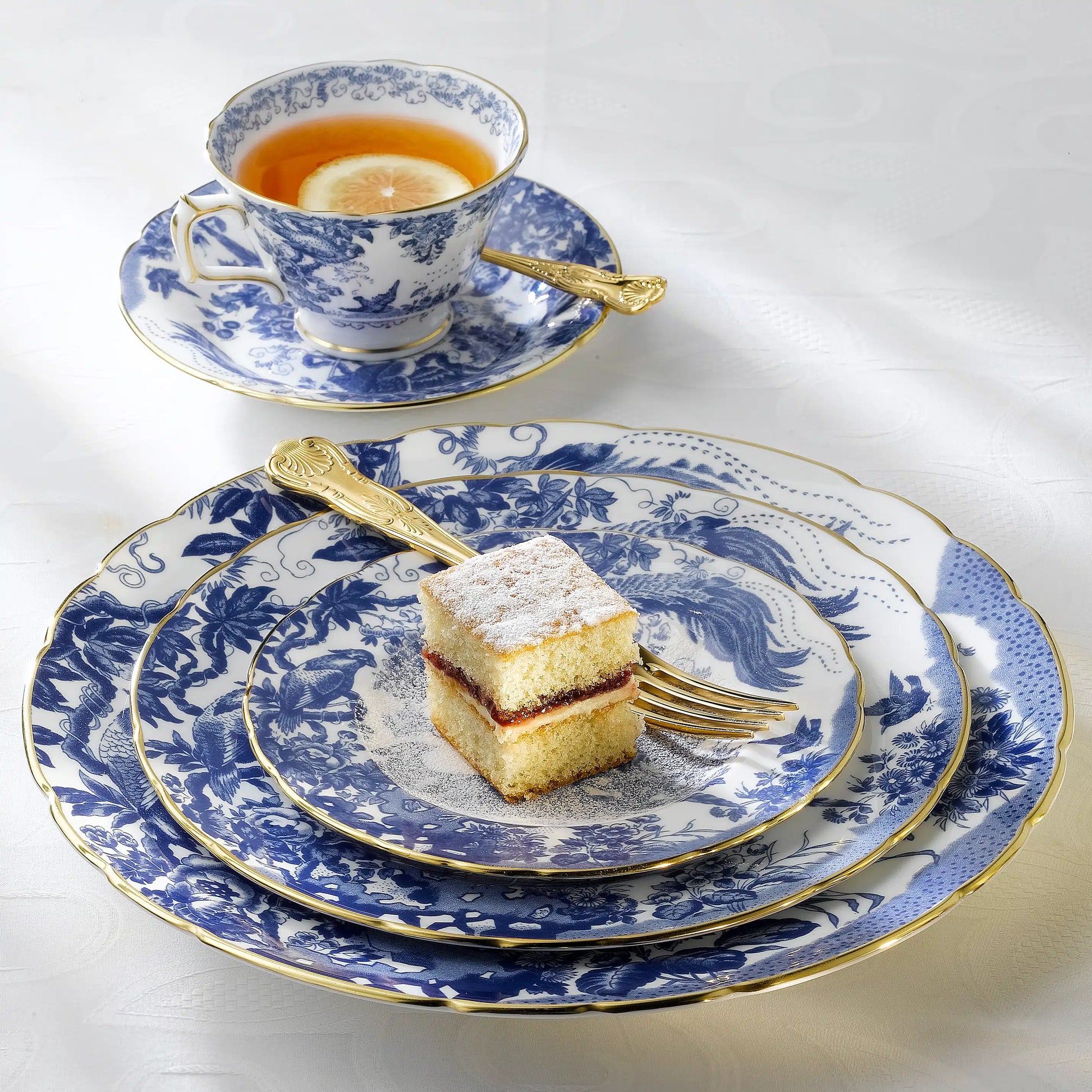 Ashbourne Salad Plate, made in England from fine bone china with 22-carat gold accents. Elegant and refined, perfect for special occasions. Diameter: 21cm (8 inches). Handwash recommended, not suitable for microwave use.