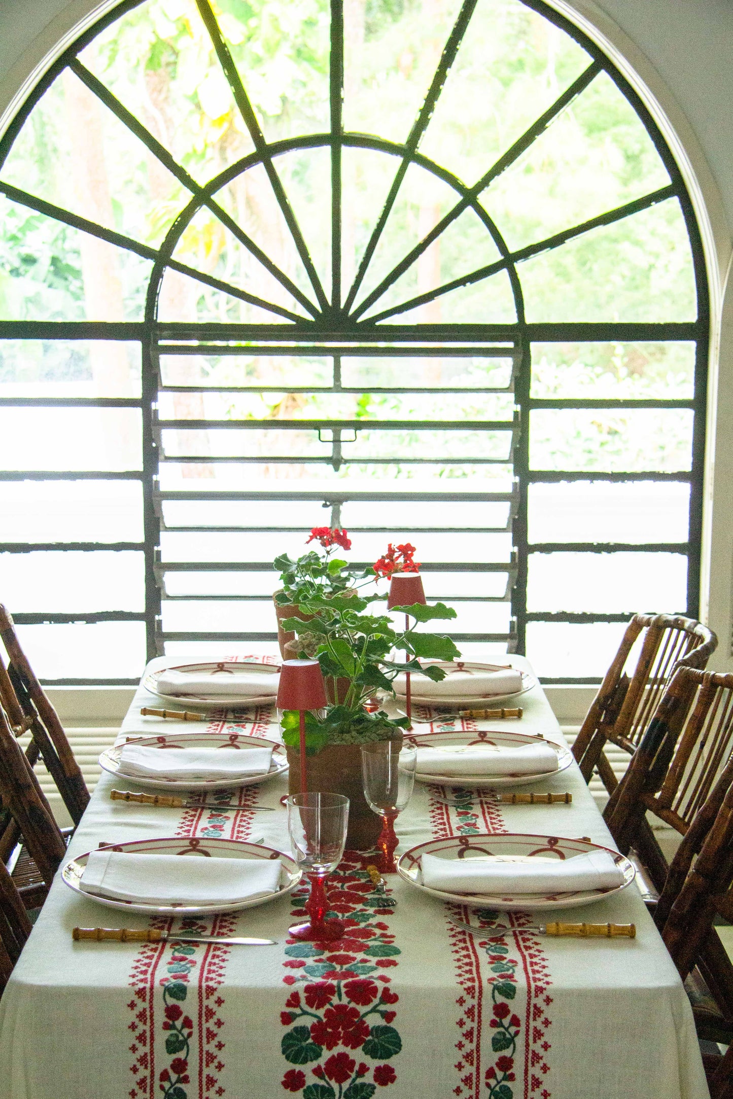 Geranio Embroidered Rectangular Tablecloth