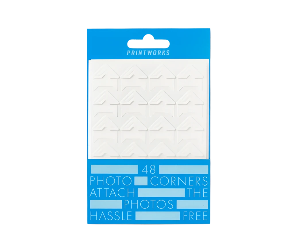 Attach your photos hassle-free with our matt white stick-on photo corners, which are seamlessly placed in each corner of the photo, framing your cherished moments with a delicate touch. The package contains 48 acid-free photo corners.
Material: 100% paper with environmental protection glue
