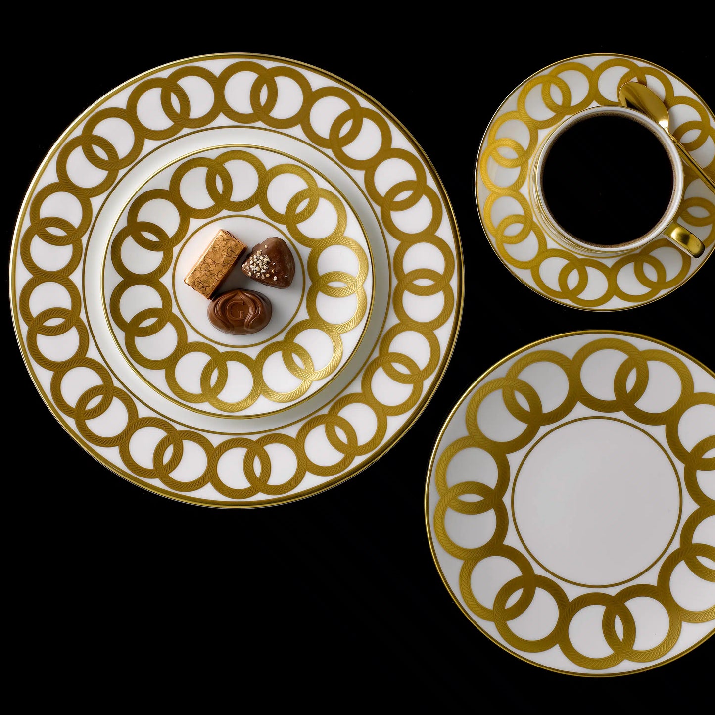 Riviera Dream White Dinner Plate, crafted in England from fine bone china with 22-carat gold accents. A luxurious and refined addition to your table. Dishwasher safe, handwashing recommended. Not microwave safe.