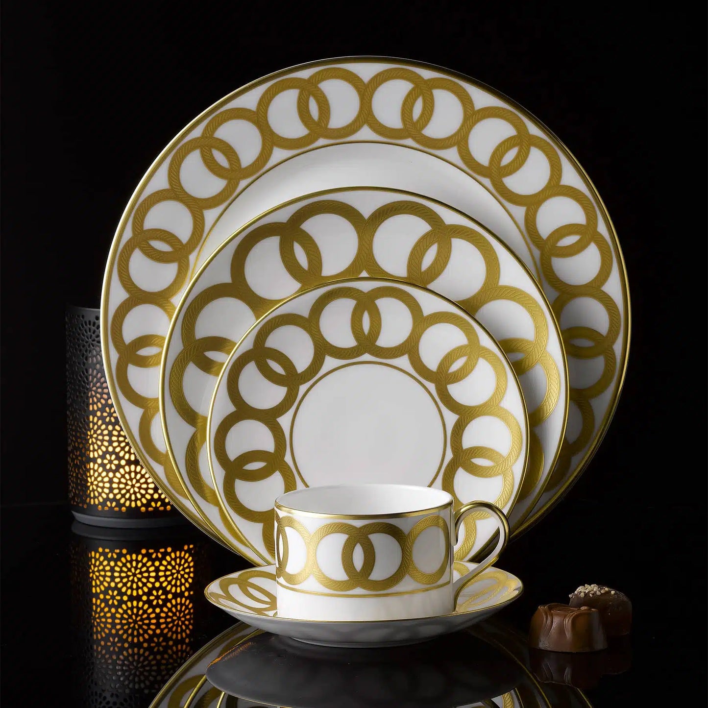 Riviera Dream White Dinner Plate, crafted in England from fine bone china with 22-carat gold accents. A luxurious and refined addition to your table. Dishwasher safe, handwashing recommended. Not microwave safe.