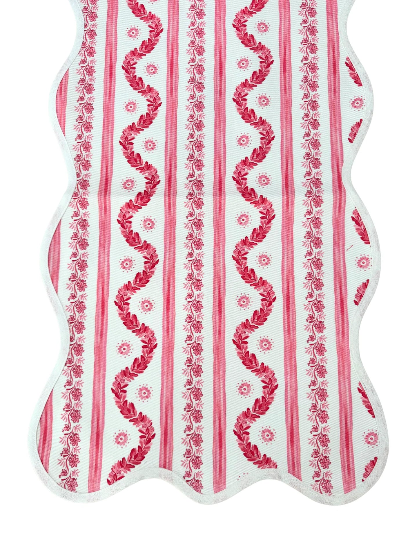 Scalloped Runner in Boxwood Rose