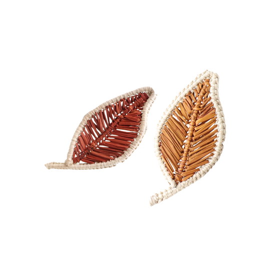 Leaf Napkin Ring, handwoven from Iraca Palm and wire by skilled artisans in Colombia. Measuring 3" x 3", this piece adds a natural touch to your table. Clean with a damp cloth or toothbrush for best care.