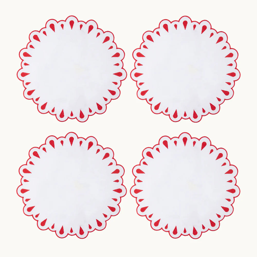 A set of 4 white linen placemats with red embroidery and scalloped edges, designed to enhance your table with a refined and elegant touch.