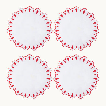 A set of 4 white linen placemats with red embroidery and scalloped edges, designed to enhance your table with a refined and elegant touch.