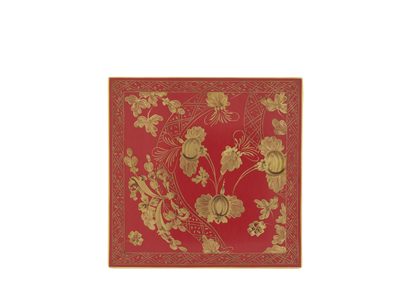 Set of 2 square porcelain placemats in Rubrum from the Oriente Italiano Gold Collection, featuring a red floral Garofano (Carnation) design with hand-painted pure gold accents. Single view.