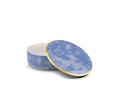 Round trinket box with cover, 13cm (5 inches), in porcelain with gold threading from the Oriente Italiano collection. Features the iconic 'carnation' motif in Pervinca with periwinkle blue decoration and delicate tone-on-tone floral design