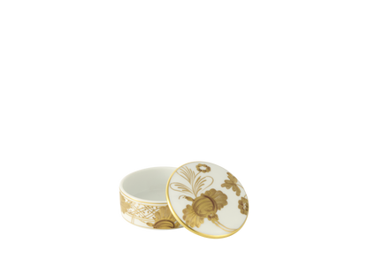 White porcelain scented stone box with a delicate pure gold floral ornament, part of the Oriente Italiano Gold Collection. open view