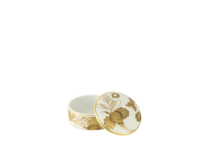 White porcelain scented stone box with a delicate pure gold floral ornament, part of the Oriente Italiano Gold Collection. with open lid