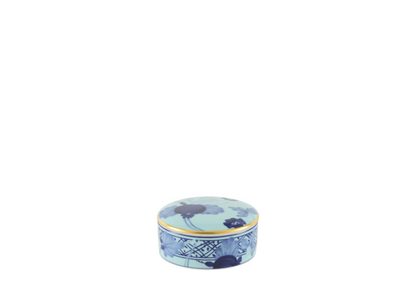 Round porcelain scented stone box with Iris decoration from the Oriente Italiano collection, featuring a delicate floral Garofano (Carnation) motif. Handmade in Italy.