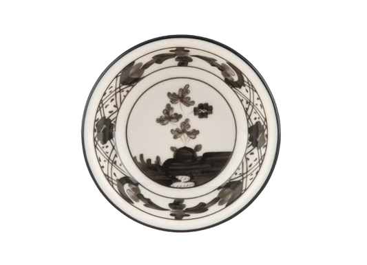 Albus soy sauce cup in porcelain from the Oriente Italiano collection. Features a linear design with black floral decoration contrasting against the porcelain