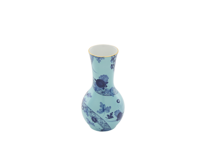 Tulipano vase in Iris, made of fine porcelain with hand-painted gold threading from the Oriente Italiano collection. The vase features a striking blue carnation motif, creating a visually captivating design.