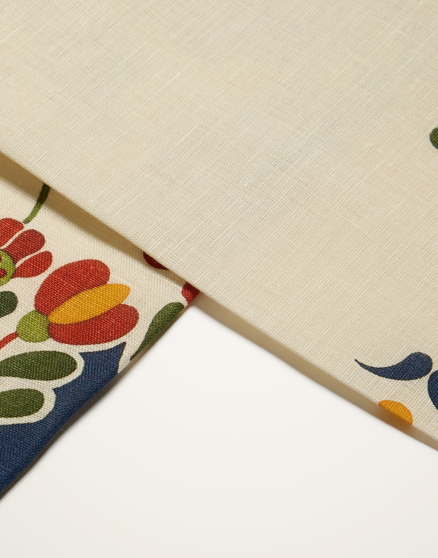 Windflower Placée Tablecloth in Bordeaux